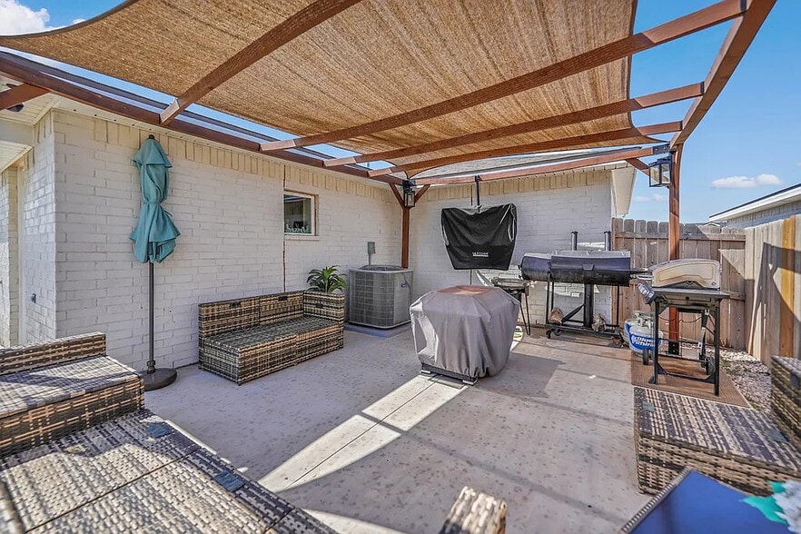 Building Photo - 1212 Hogback Way