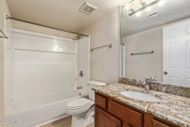 Building Photo - 1402 E Guadalupe Rd