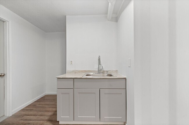 Building Photo - 1709 Golf Club Rd