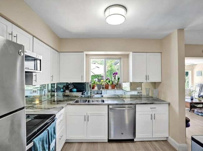 Building Photo - 2099 NE 4th Ct