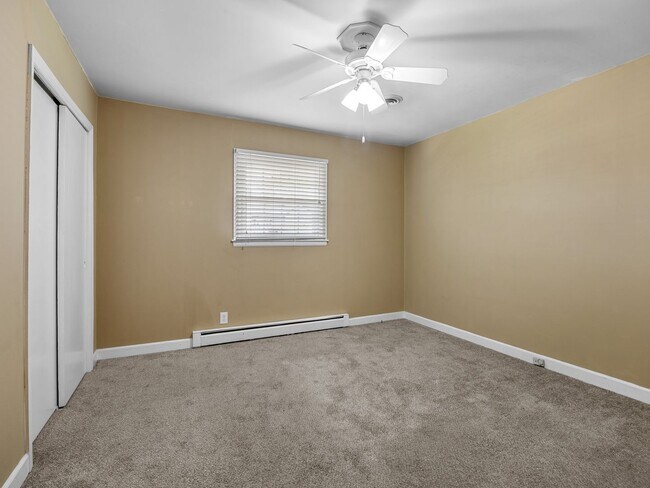 Building Photo - Spacious 2 bedroom 1.5 bathroom home in th...