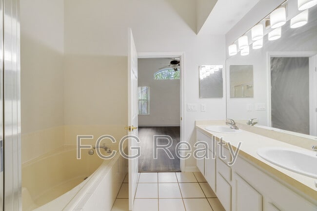 Building Photo - 491 Goldenmoss Loop