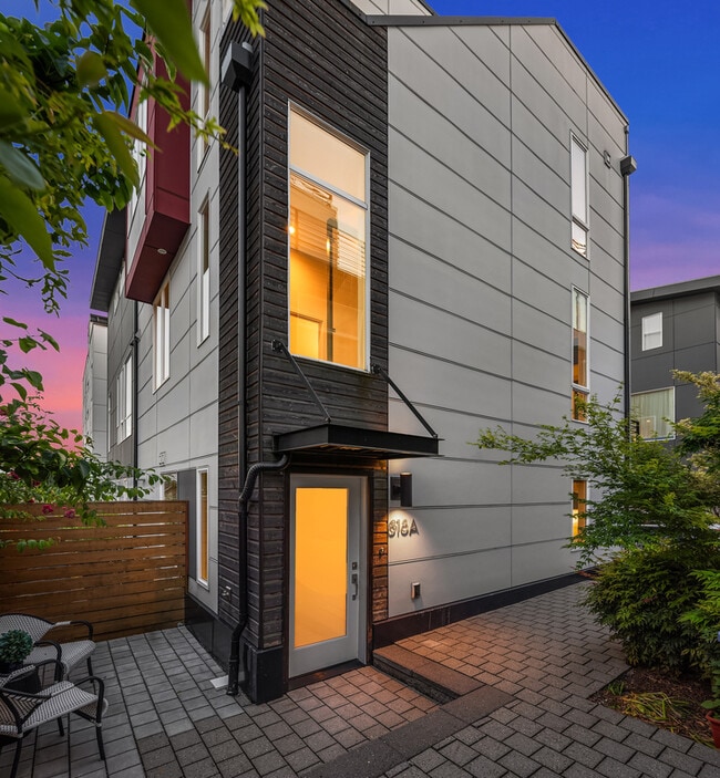Building Photo - 818 25th Ave S