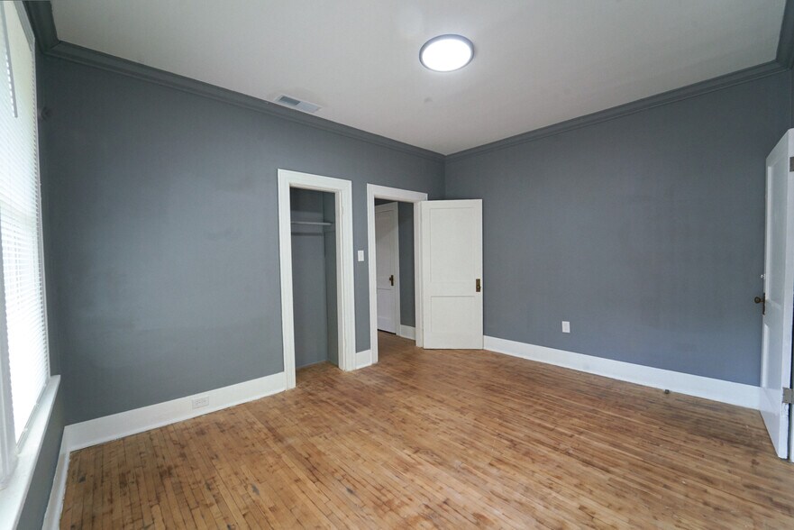 Building Photo - 910 N Evergreen St