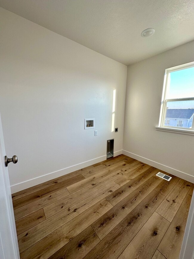 Building Photo - HC542