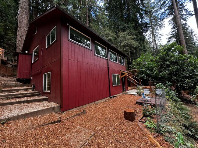Building Photo - 1604 Square foot modern multi level home minutes from Occidental, storage, primary suite, large y...