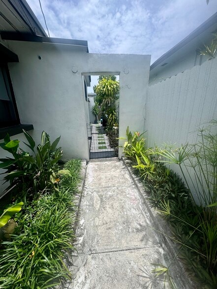 Building Photo - 1051 NW 25th Ave