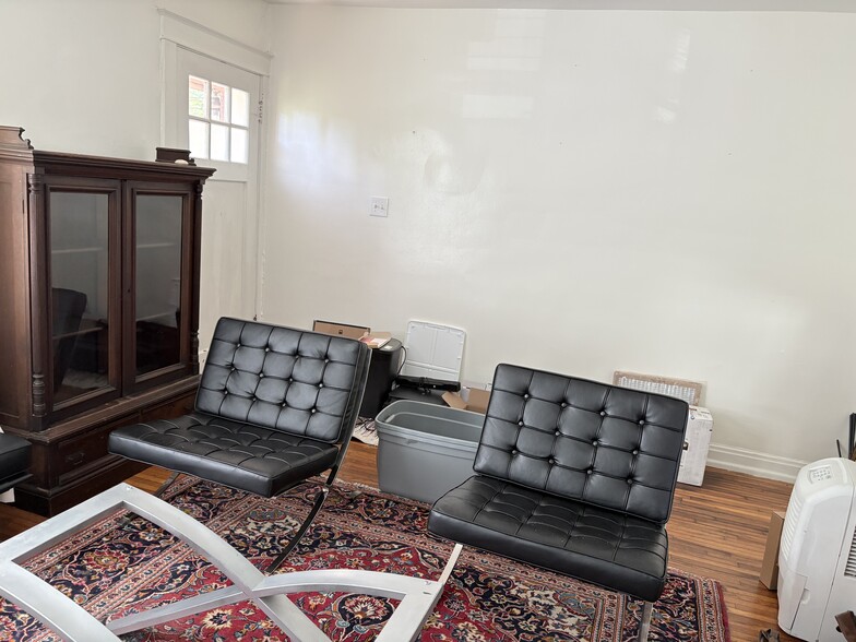 living room next to front door - 1721 Nicholson Pl