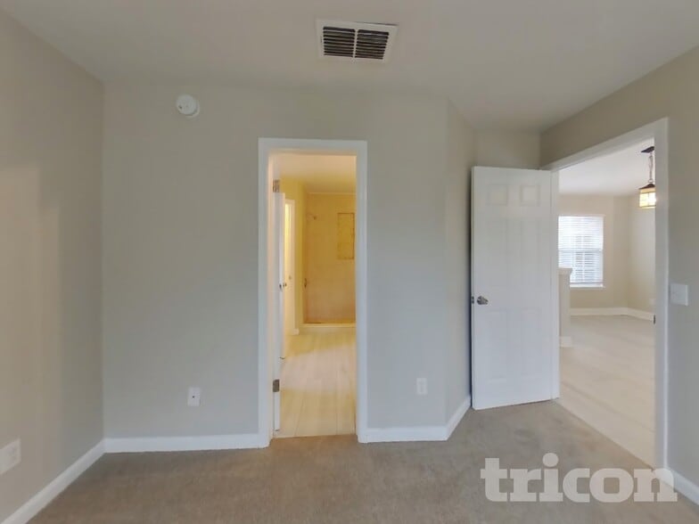 Building Photo - 3631 Mandarin Woods Dr N