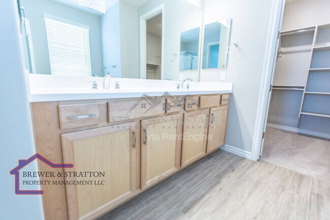 Building Photo - 15243 W Latham St