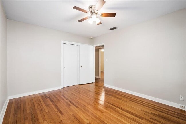 Building Photo - 321 Thornhill Cir