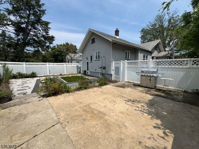 Building Photo - 636 Linden Ave