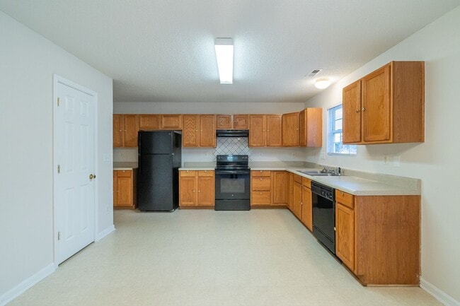 Building Photo - Spacious Home with Oversized Bedrooms & Op...