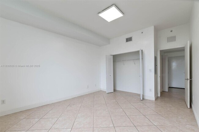 Building Photo - 1350 NW 8th Ct