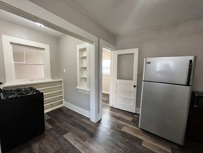 Building Photo - 916 N Austin St