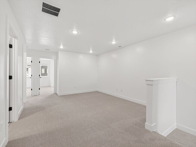 Building Photo - 3 Bed / 3.5 Bath Townhome in Mapleton – Modern, Spacious & Well-Located