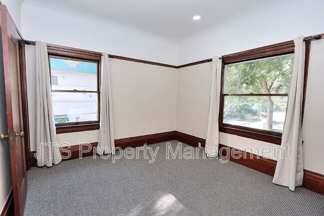 Building Photo - 1015 27th St
