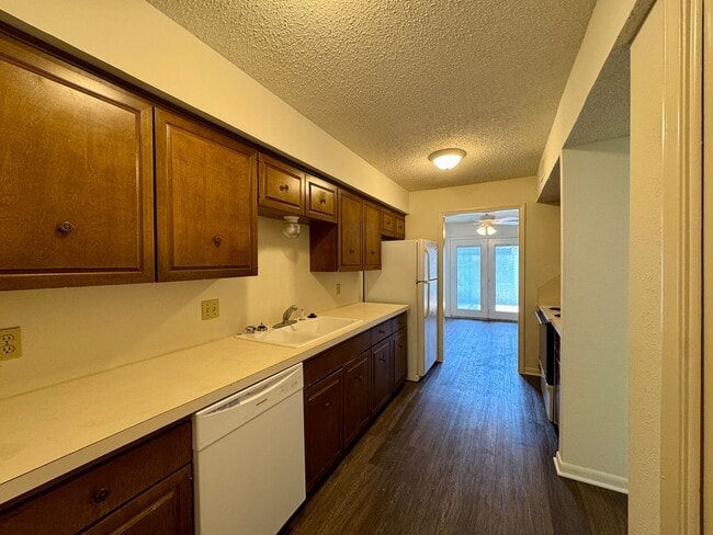 Building Photo - Townhome