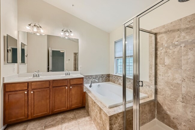 Building Photo - Spacious & Stylish 3BR/2.5BA TH in Frankli...