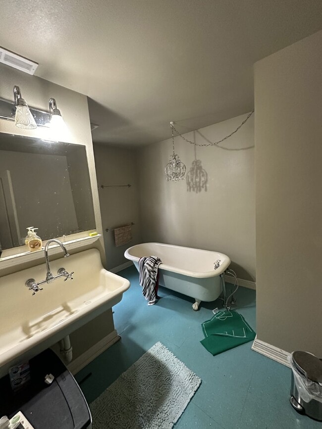 Building Photo - Amazing 4 Bed 1 Bath close to UWEC!