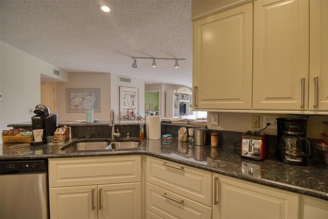 Building Photo - 6059 Bahia Del Mar Blvd S