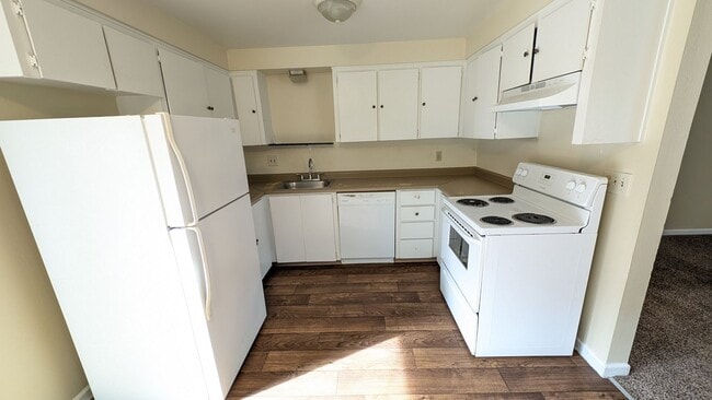 Building Photo - 2 bedroom 1 bath single level duplex