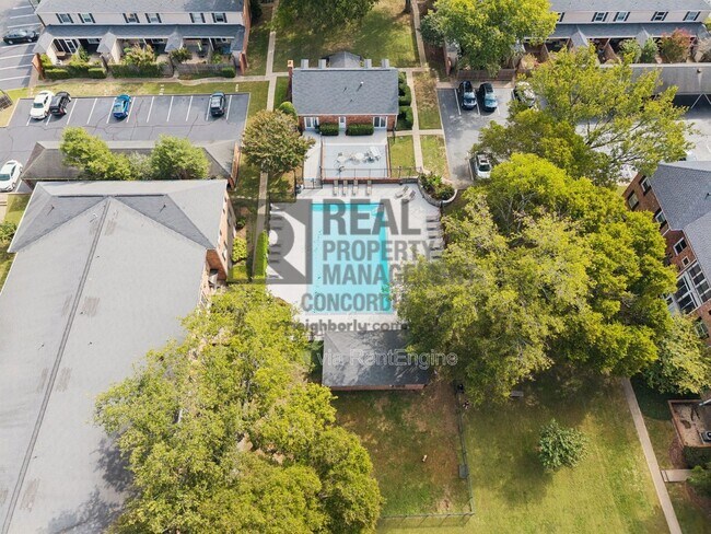 Building Photo - 5025 Hillsboro Pike