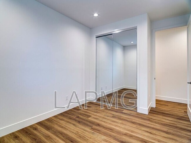 Building Photo - 5600 W 78th