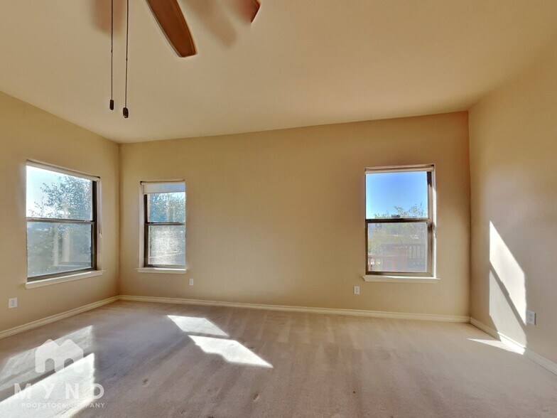 Building Photo - 914 Almadin