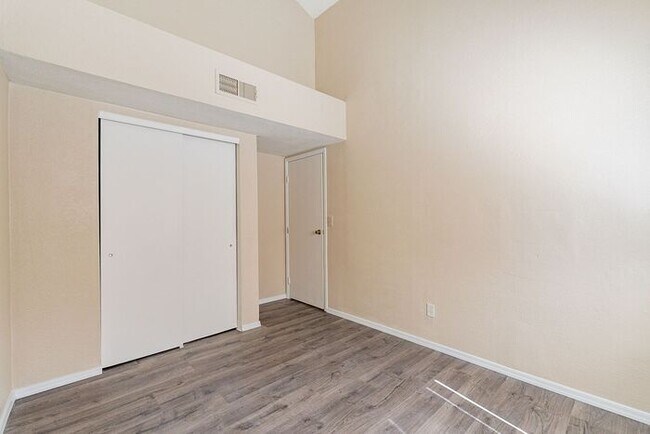 Building Photo - Bright, Spacious & Ready to Welcome You Ho...