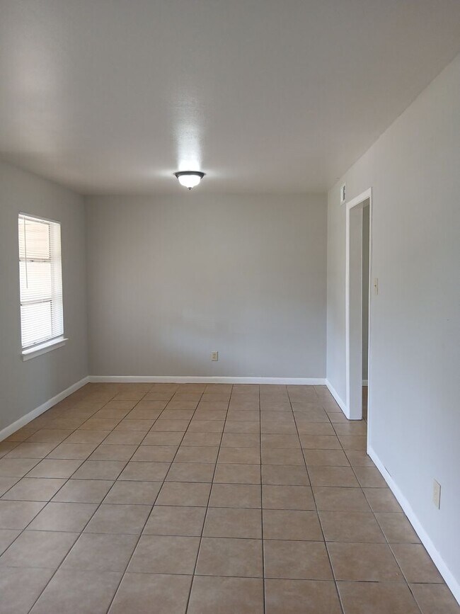 Building Photo - REMODELED 3 Bedrooms, 2 Full Bathrooms, 1 ...