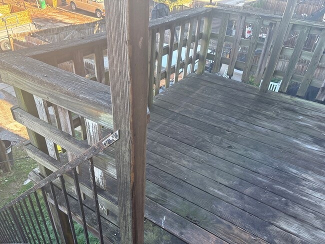 Building Photo - 3 Bedroom 1 Bath 2nd/3rd Floor Apartment-York City SD