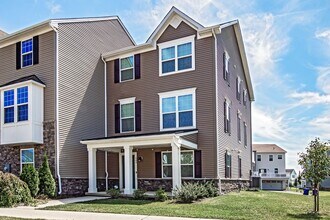 Building Photo - 3 bedroom, 2.5 bath Middletown end unit townhome
