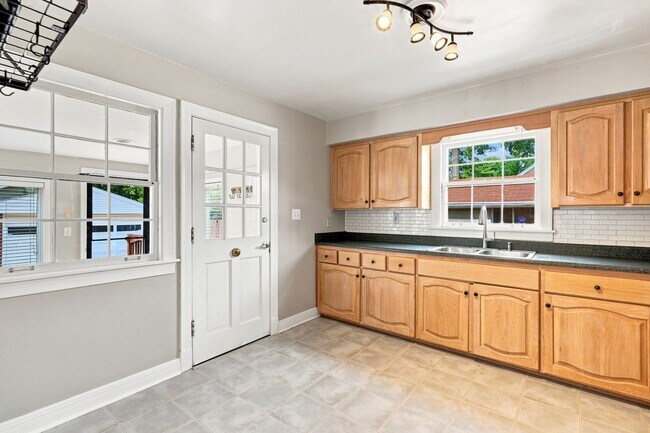 Building Photo - 912 Beechwood Rd