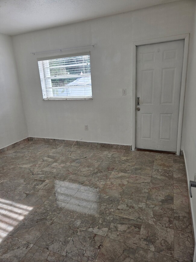 Building Photo - 9412 SW 39th St