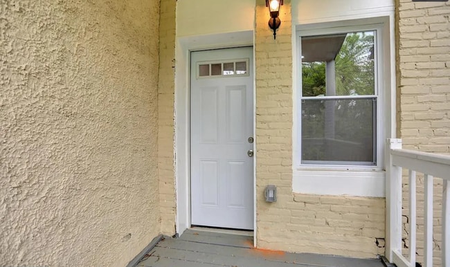 Building Photo - Beautifully Updated Townhome