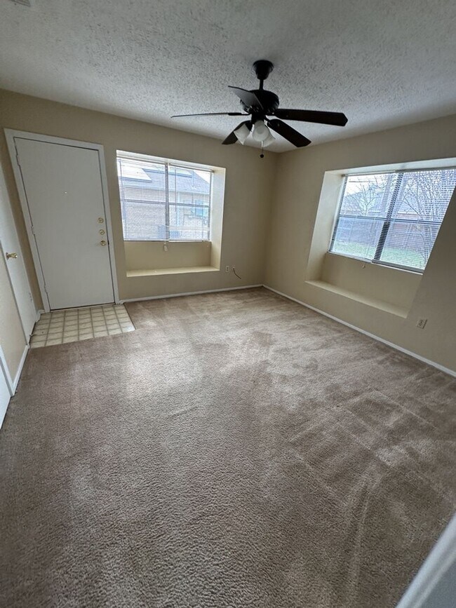 Building Photo - AVAILABLE NOW!!!