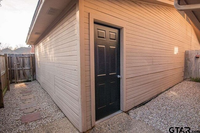 Building Photo - 5907 Hollytree Dr