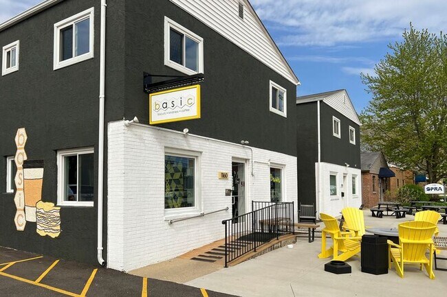 Building Photo - 1000 Urlin Ave