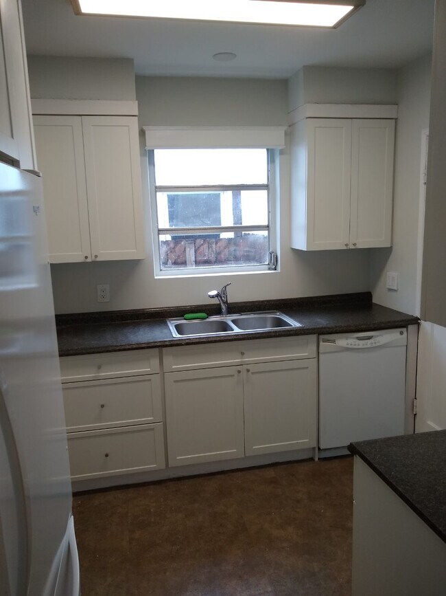 Building Photo - 4648 SW 12th St