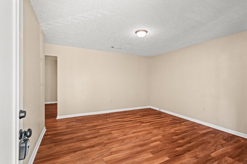 Building Photo - 124 Briarwood Dr