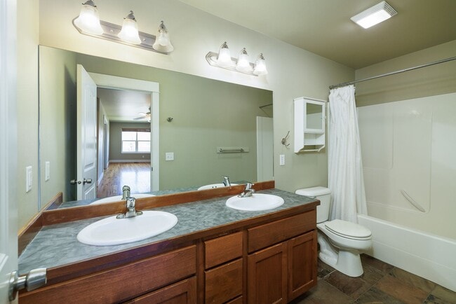 Building Photo - Beautiful 2 bed, 2 1/2 Bath Walk up Condo