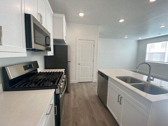 Building Photo - SPACIOUS APARTMENT FOR RENT!