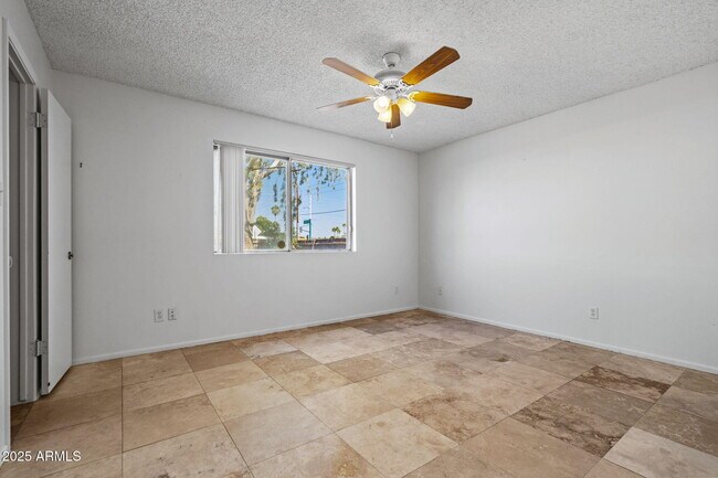 Building Photo - 2346 E Shaw Butte Dr