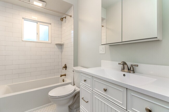 Building Photo - 714 S 51st St