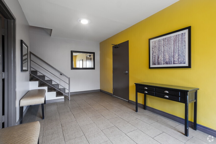 Lobby Photo - Manning Avenue