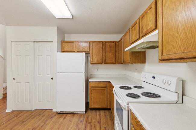 Building Photo - Very Nice 2 Bedroom, 2 1/2 Bath Townhome in Quail Run! Community Pool & Tennis Courts! Minutes To...