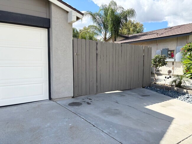 Building Photo - 3571 Lake Crest Dr