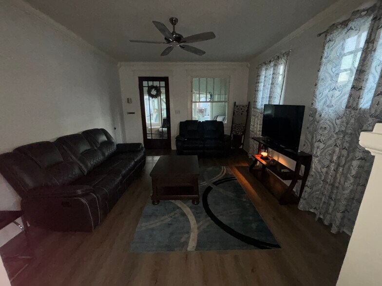 Building Photo - 2427 Peniston St