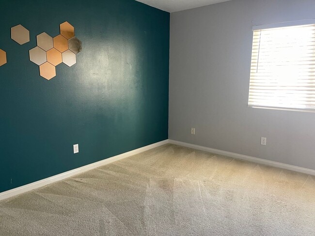 Building Photo - Secluded 2b/2.5b condo in Oxnard